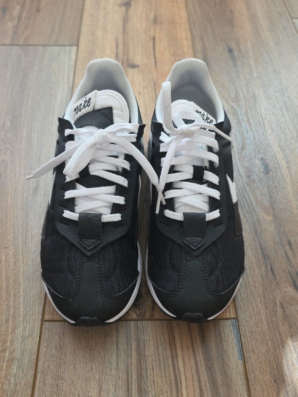Nike Air Max Pre Day Sneaker, 8.5 Womens, Black/White, Excellent Condition - Picture 2 of 4